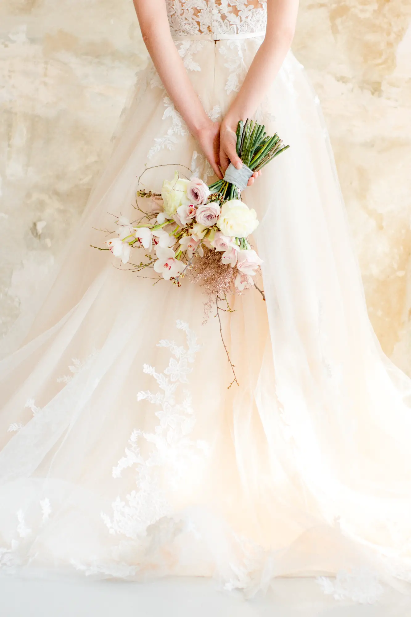 mariée dans sa robe avec un bouquet dans le dos boulangerie pâtisserie beaufils