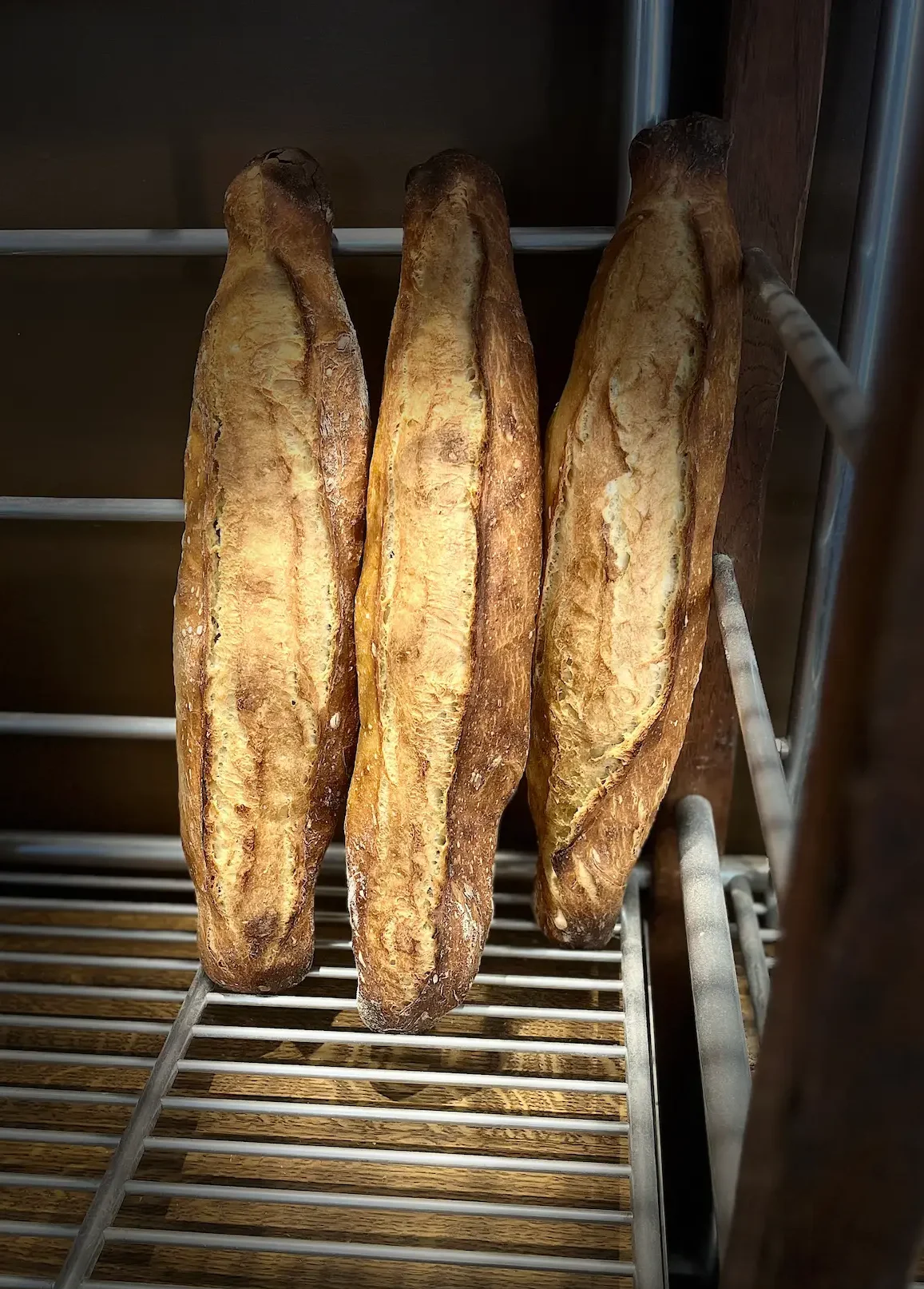 belles baguettes de pain sur grille