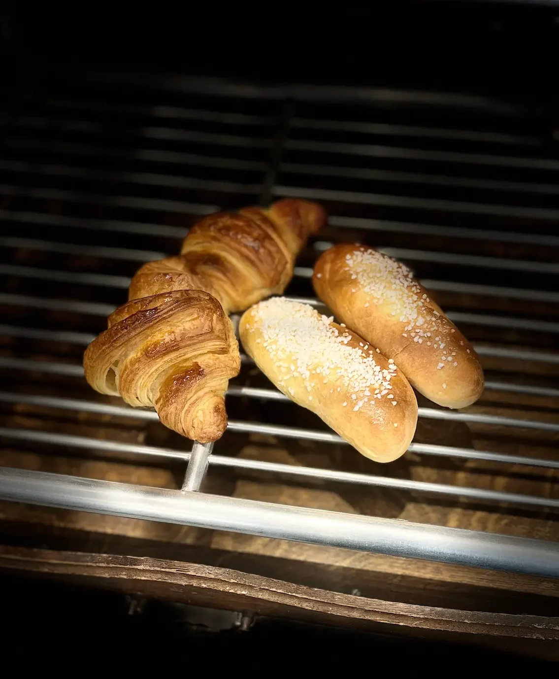 viennoiseries sur la grille juste sorties du four