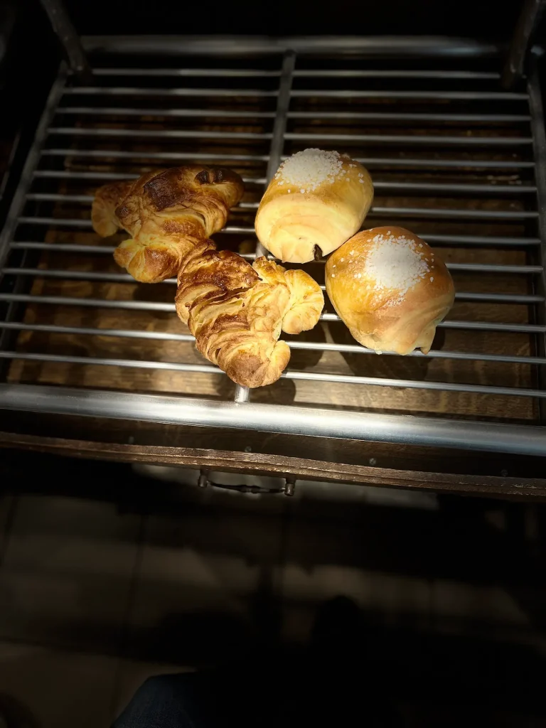 viennoiseries sur la grille juste sorties du four